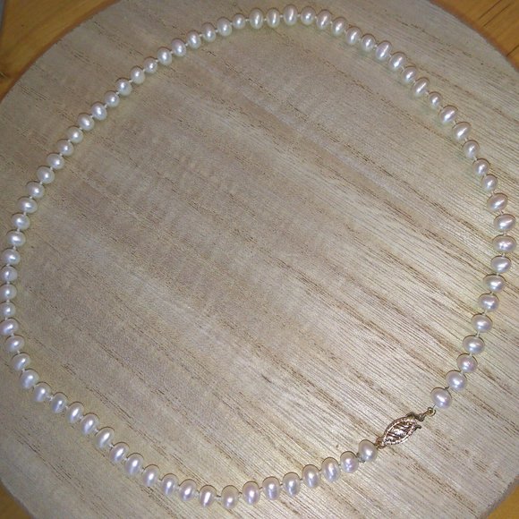 17 inch strand Genuine pearls newly restrung gold filled safety clasp pristine - Picture 5 of 13